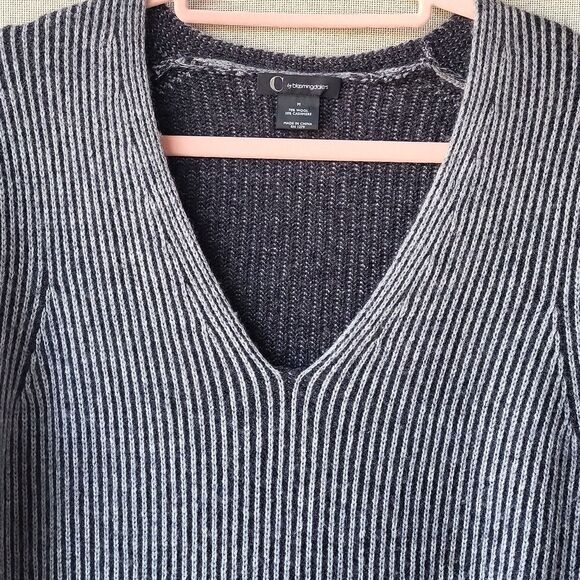 C by Bloomingdales wool and cashmere blend V-Neck Sweater. So soft! Size M - Picture 2 of 7